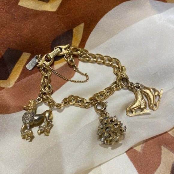 HOLIDAY🎄🎄VTG MONET Gold Tone Link Charm BRACELET - Picture 6 of 9